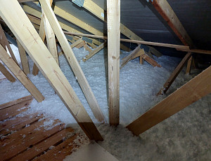 Zateplení stropu rodinného domu pomocí foukané izolace